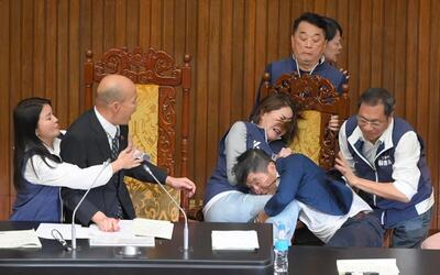 نماینده معترض پارلمان تایوان یک لایحه را به سرقت برد!+فیلم