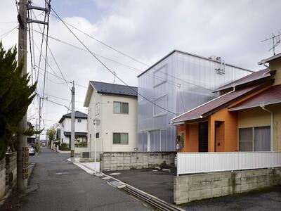 (تصاویر) خانۀ خاص و منحصربه‌فرد ژاپنی با دیوارهای «پلاستیکی»