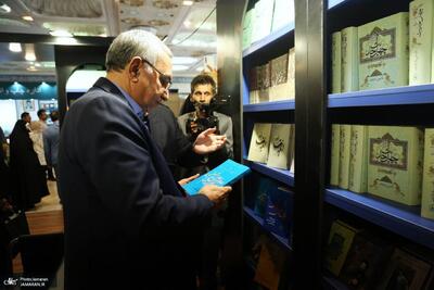 حضور وزیر بهداشت در غرفه موسسه تنظیم و نشر آثار حضرت امام خمینی (س) در نمایشگاه بین المللی کتاب تهران + عکس