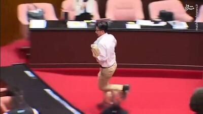 فیلم/ سرقت لایحه در پارلمان تایوان
