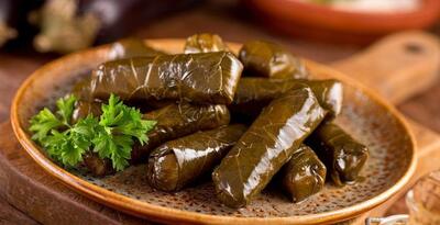 دلمه برگ مو با سبزی خشک، غذای خوشمزه و اصیل ایرانی