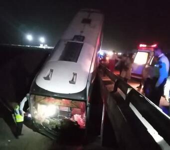 واژگونی اتوبوس در اتوبان کاشان به نطنز با ۲۴ مصدوم