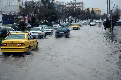 آب‌گرفتگی خیابان‌های کرج بعد از بارش شدید باران (فیلم)