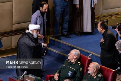 (عکس) بوسیدن دست آیت الله جنتی در افتتاحیه مجلس خبرگان