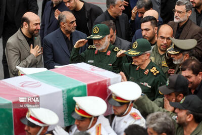 عکس | سلام نظامی فرمانده‌های ارشد نظامی به پیکر شهید ابراهیم رئیسی
