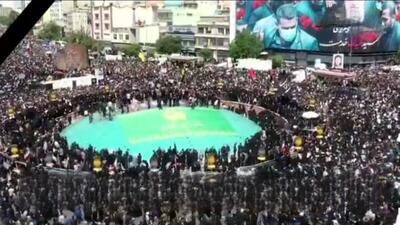 تصاویر هوایی از سیل جمعیت در مراسم تشییع شهدای خدمت در میدان انقلاب (فیلم)
