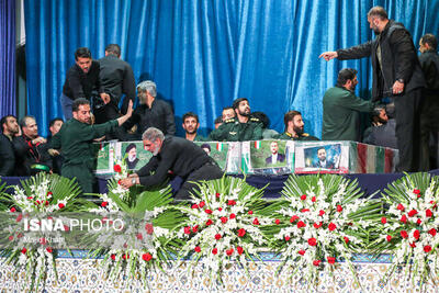 عکسی از وداع رهبر انقلاب با پیکر رئیس جمهور و شهدای سانحه بالگرد - عصر خبر