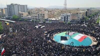 اقامه نماز رهبر انقلاب بر پیکر رئیس جمهور شهید و همراهان / تشییع میلیونی مردم تهران