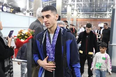 ورزشکارملی پوش مازندرانی مدال‌های ورزشی خود را به رئیس جمهور شهید تقدیم کرد