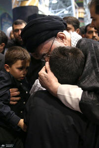 نوه‌های شهید رئیسی در آغوش رهبر انقلاب + عکس