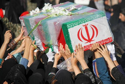 ببینید | تابوت شهدا بر دوش مردم تهران قرار گرفت