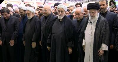 عکسی از ورود رهبر انقلاب به دانشگاه تهران برای اقامه نماز بر پیکر شهدای سانحه بالگرد