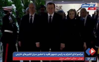 فیلم/وزیر خارجهٔ بلاروس به پیکر شهدای خدمت ایران ادای احترام کرد