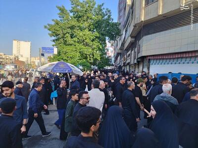 عکس/ حرکت مردم به سمت دانشگاه تهران پیش از آغاز مراسم تشییع پیکر شهدای خدمت