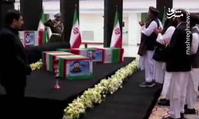 فیلم/ ادای احترام وزیر خارجهٔ طالبان به پیکر رئیس‌جمهور شهید