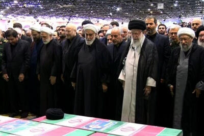 در دانشگاه تهران؛ رهبر معظم انقلاب بر پیکر شهدای خدمت نماز اقامه کردند + فیلم