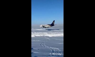 فرود هیجان انگیز بوئینگ ۷۳۷ بر روی باند برفی در قطب شمال (فیلم)