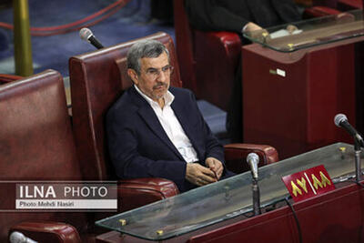 نکته جنجالی از عکس احمدی‌نژاد در بزرگداشت رئیسی