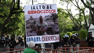 حمله معترضان حامی فلسطین با کوکتل مولوتف به سفارت رژیم صهیونیستی در مکزیکوسیتی