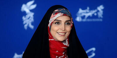 این خانم چادری، متنوع‌ترین روسری‌های دنیا را دارد؛ نگاهی به کمد روسری‌های مژده لواسانی - چی بپوشم