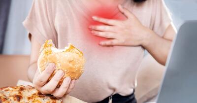 ۱۳ ماده غذایی که افراد دچار رفلاکس معده نباید بخورند