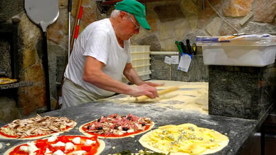 (ویدئو) غذای خیابانی در ایتالیا؛ پخت پیتزا در خیابان های رم