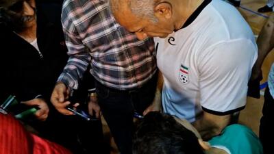 اختصاصی/ امضا دادن محمد خاکپور به طرفدارانش در حاشیه دیدار دوستانه