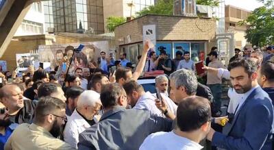 تصویری از بنر هواداران جلیلی در مقابل ساختمان وزارت کشور