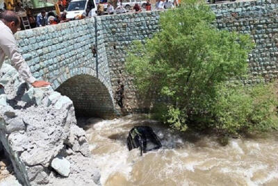 سقوط خودرو پرادو به داخل رودخانه کرج