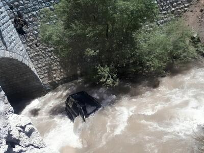 سقوط یک خودرو حامل سرنشین به رودخانه کرج (فیلم)