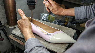 (ویدئو) نحوه تولید کفش دست ساز پاشنه دار در کارخانه  کره ای