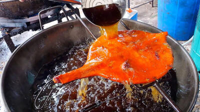 (ویدئو) غذای خیابانی در تایلند؛ پخت اردک سوخاری به روش آشپز شهیر بانکوکی