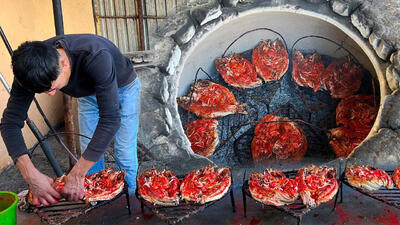 (ویدئو) فرآیند پخت ماهی تنوری به سبک دوجوان روستایی ازبکستانی
