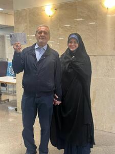 پزشکیان با دخترش به ستاد انتخابات رفت! +عکس