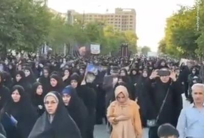 فیلم/ عزاداری زائران رضوی در میدان شهدای مشهد
