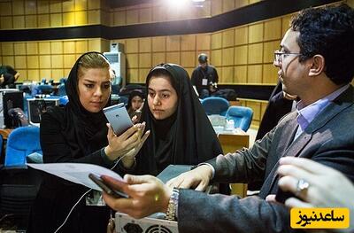 حضور خبرنگار صداوسیما با کت و دامن کرم قهوه ‌ای در وزارت کشور برای پوشش اخبار انتخابات +عکس