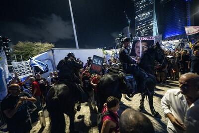 تظاهرات خانواده‌های اسرای اسرائیل مقابل دفتر نتانیاهو