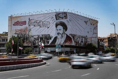 رونمایی از دیوارنگاره جدید میدان انقلاب