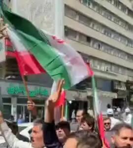 ببینید| تجمع احمدی‌نژادی‌ها در اطراف وزارت کشور