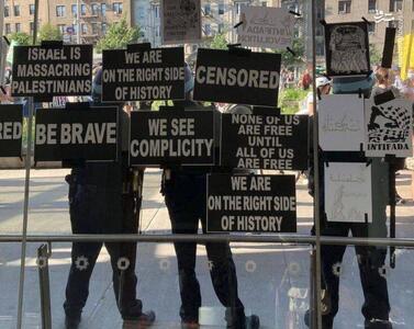 فیلم/ تجمع اعتراضی دانشجویان پشت درهای بسته موزه بروکلین