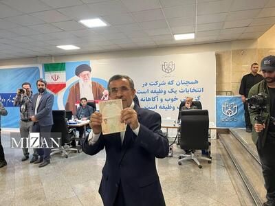 محمود احمدی‌نژاد در انتخابات ریاست جمهوری ثبت‌نام کرد
