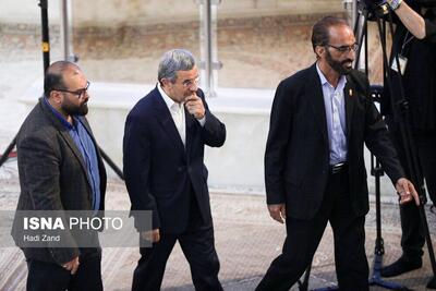 هم‌نشینی احمدی‌نژاد با سردار رادان در یک مراسم