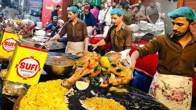 (ویدئو) غذای خیابانی پرطرفدار در پاکستان؛ از املت، کباب و واویشکا تا آبگوشت