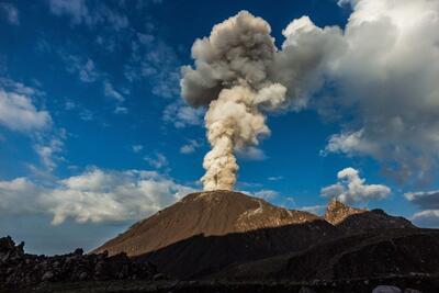 فوران مجدد کوه آتشفشان ایبو در اندونزی (فیلم)