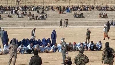 طالبان ۸ زن و ده‌ها مرد را در یک ورزشگاه شلاق زد | اقتصاد24