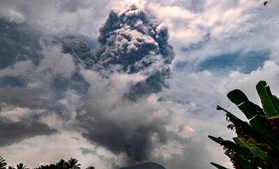 (ویدئو) لحظه فوران کوه آتشفشانی در فیلیپین