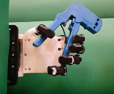 طراحی و ساخت مدل اولیه دست مصنوعی هوشمند توسط محققان کشور