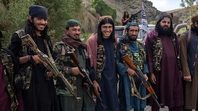 شلاق زنان و مردان در ملاعام توسط طالبان+عکس/طالبان از شاهکار جدید خود رونمایی کرد