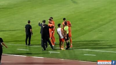 اعتراض بازیکنان سایپا به پنالتی علیه آنها - پارس فوتبال | خبرگزاری فوتبال ایران | ParsFootball