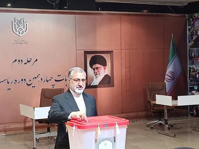 رئیس دفتر رئیس جمهور  رای خود را به صندوق انداخت